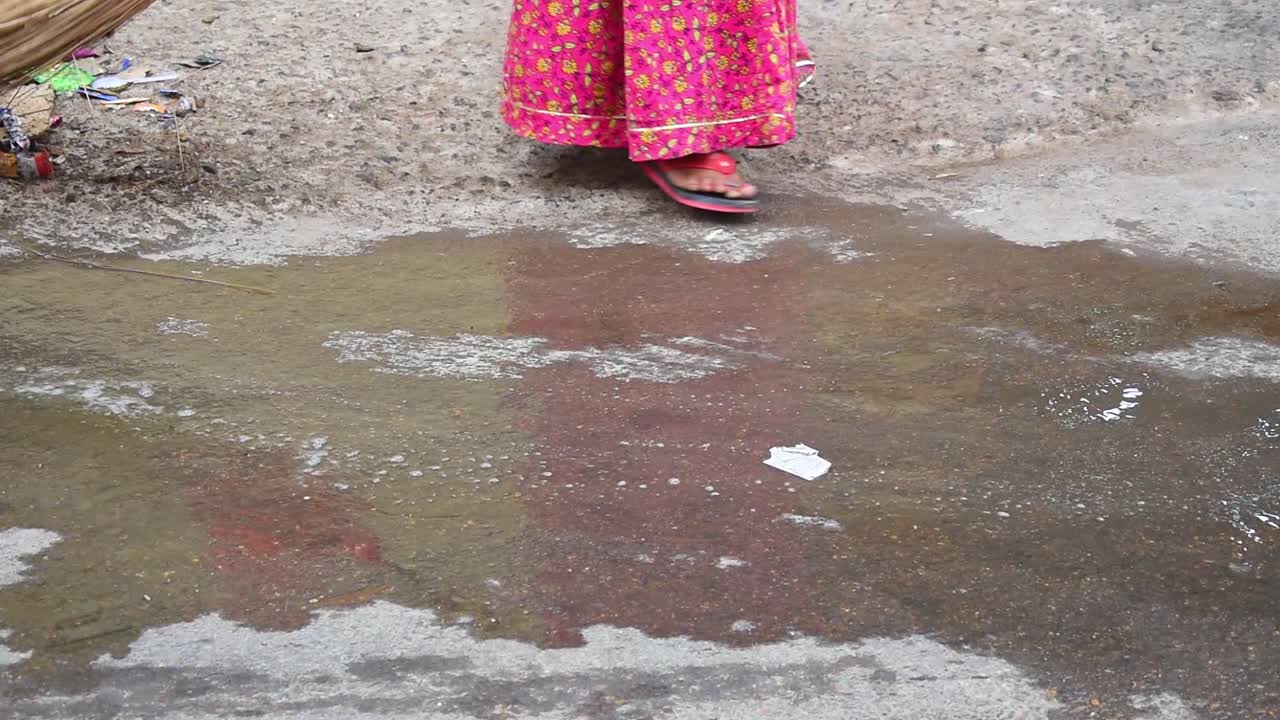 Rekaman penyapu jalan membersihkan jalanan India