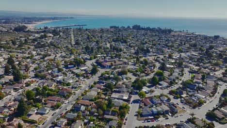 Imágenes-Aéreas-Del-Barrio-&#39;círculos&#39;-Del-Lado-Oeste-De-Santa-Cruz-En-Un-Día-Soleado,-Como-Telón-De-Fondo-De-La-Bahía-De-Monterey