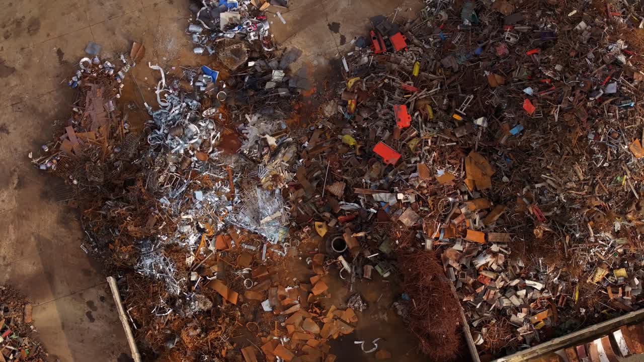 Droneoptagelser af et genbrugsanlæg, der behandler bunker af skrotmetal