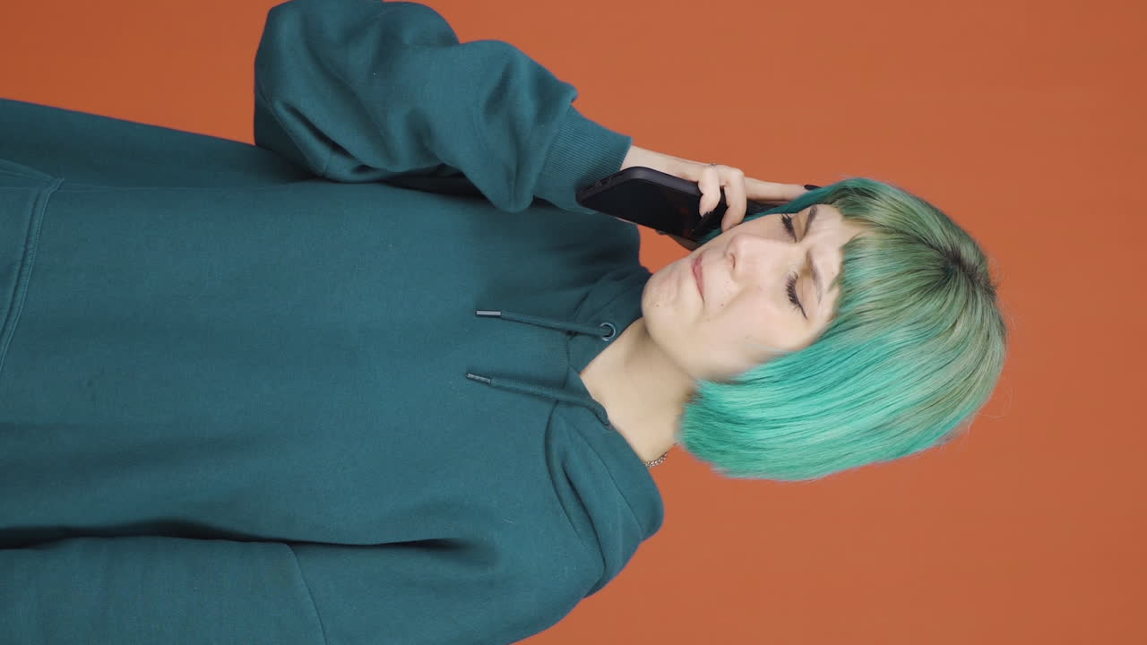 Video verticale di giovane donna che riceve cattive notizie al telefono e si sconvolge