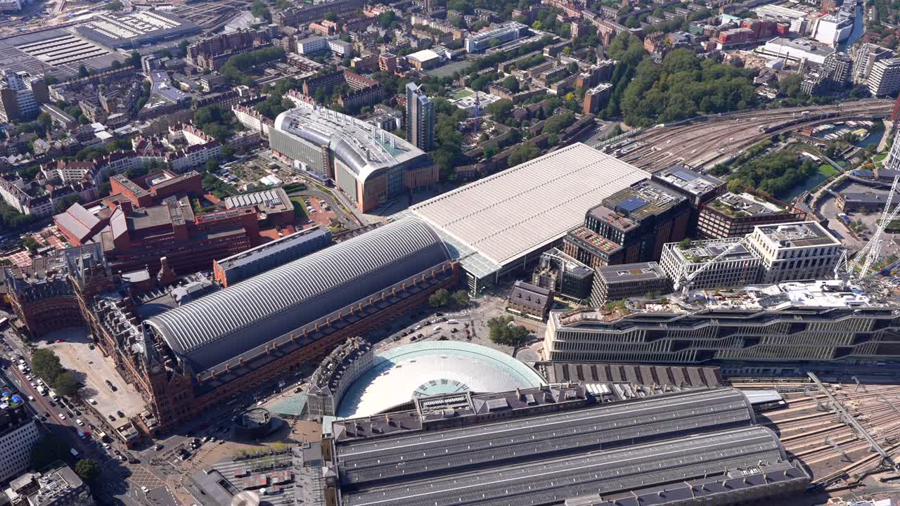 세인트  ⁇ 크라스 와 킹스 크로스 역 과 런던, 영국 의 석탄 드롭 야드 의 새로운 개발 의 공중 사진