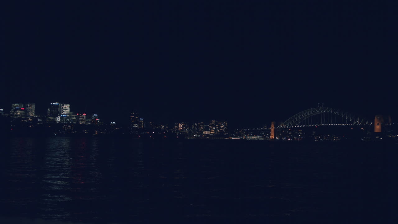 オーストラリア、ニューサウスウェールズ州シドニーの夜のスカイラインとハーバーブリッジのパノラマビュー