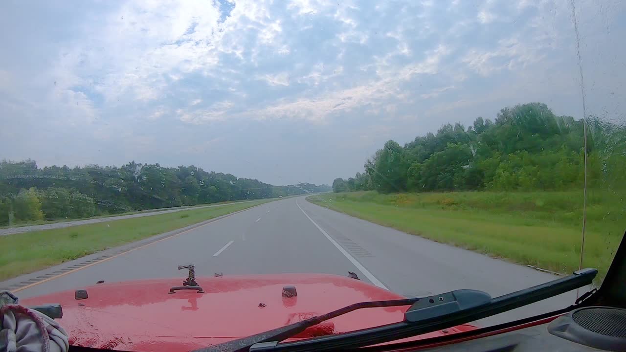 pov - 고속도로에서 운전하는 동안 세척액을 분사하고 와이퍼를 사용하여 앞유리를 청소합니다.