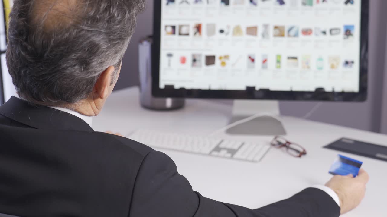 온라인 상점에서 온라인 쇼핑을 하는 남자가 결제를 위해 신용카드 정보를 입력합니다.