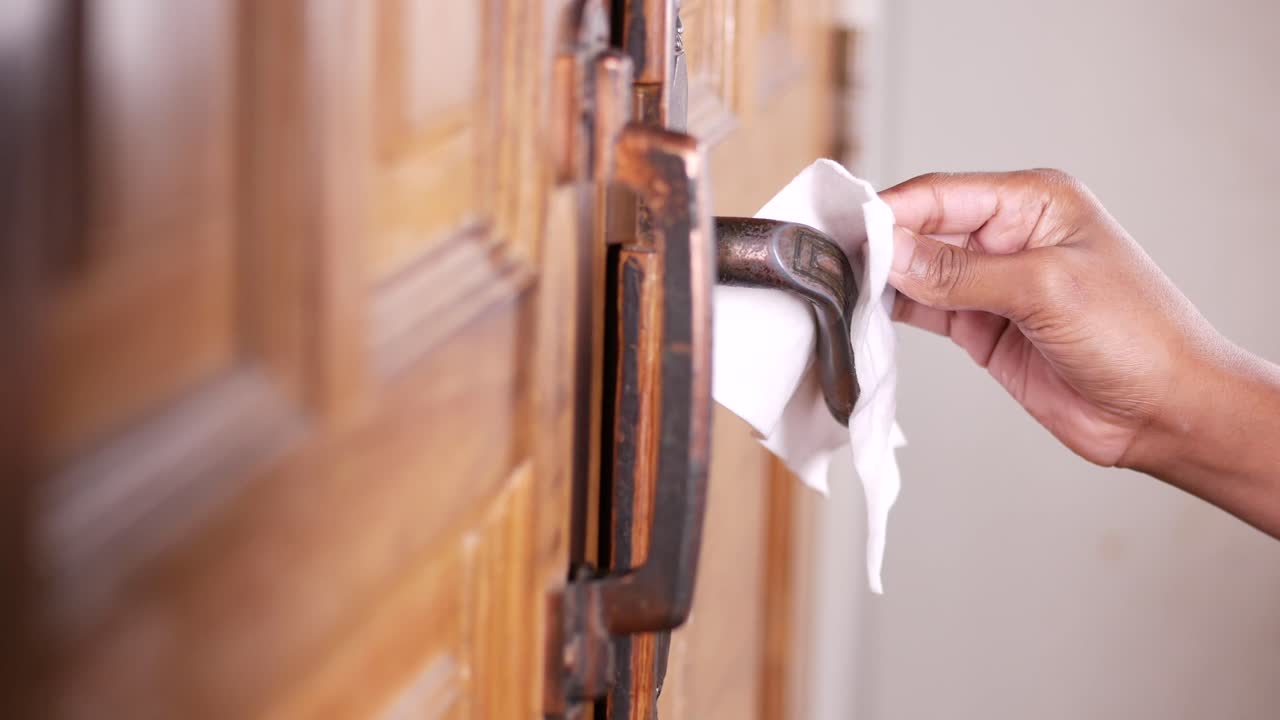 문 손잡이를 티슈로 청소하는 것