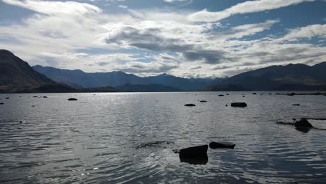 Flying-across-Lake-Wānaka,-New-Zealand