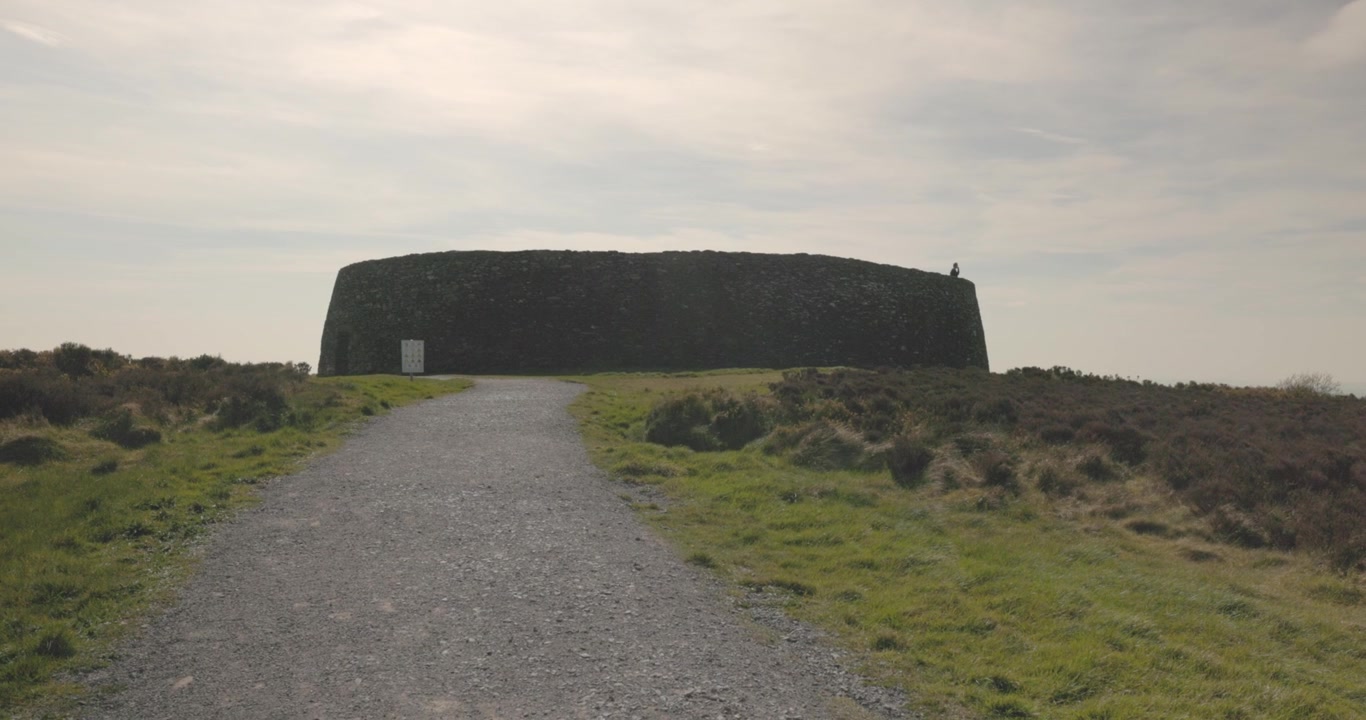 İrlanda'daki Grianan of Aileach'ta bir turisti gösteren sabit çekim.