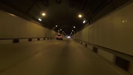 conduciendo a través de un túnel por la noche