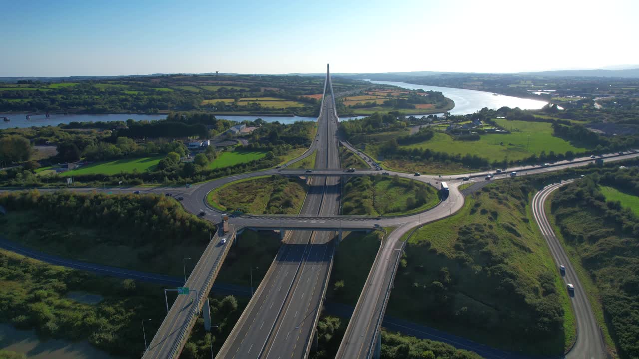 아일랜드: 토마스 프랜시스 메거 다리로 이어지는 둥근 교차로에서 수어 강을 건너 워터포드 아일랜드를 바라보는 킬케니 쪽에서