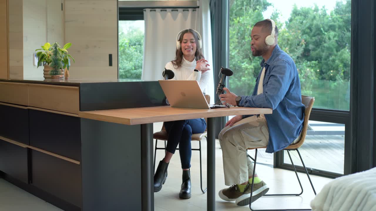 Under chat justerer forskjellige kollegaer mikrofonen og tar på seg headsettene i studioet for å forberede opptak