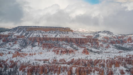 Lapso-De-Tiempo,-Formación-De-Nubes-Densas-Sobre-Mesa-Y-Paisaje-Nevado-De-Invierno,-Parque-Nacional-Bryce-Canyon,-Utah-Usa