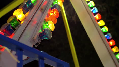 Atracción-De-Barco-Oscilante-En-Feria-De-Diversión