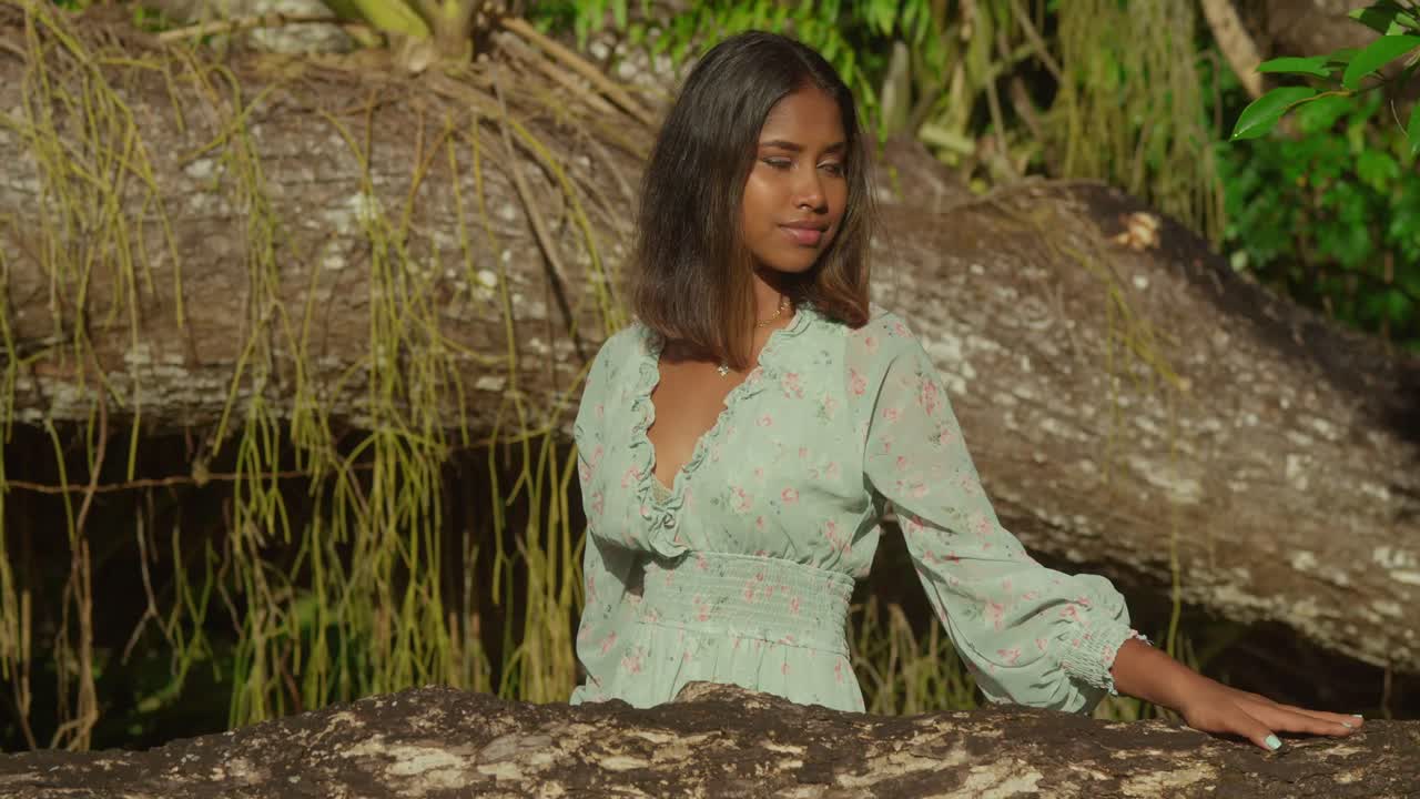 곱슬머리를 가진 어린 소녀가 카리브해의 트리니다드 섬의 열대 공원에서 하루를 즐기고 있습니다.