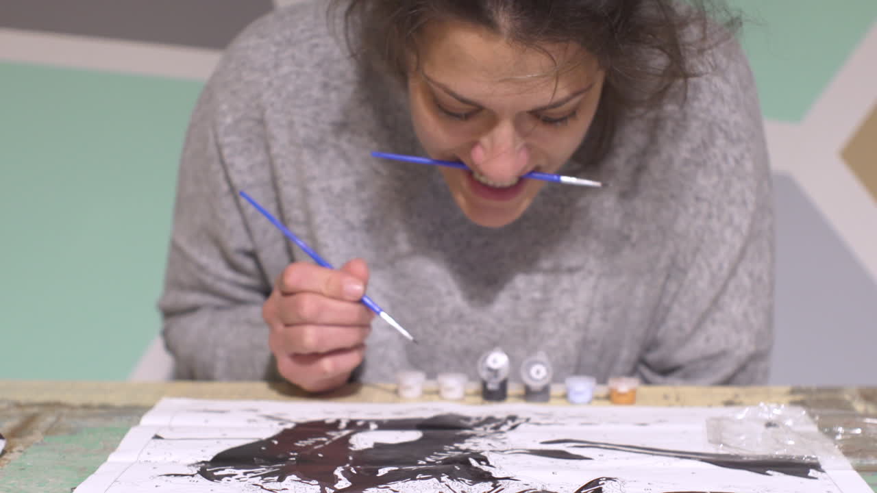 흰색 캔버스에 그림을 그리는 백인 여성, 숫자 방법 4k로 그림 그리기