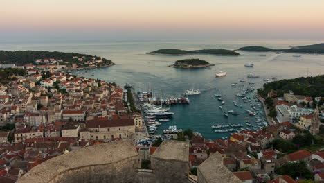 Lapso-De-Tiempo-De-Día-A-Noche-De-La-Ciudad-De-Hvar,-Croacia.