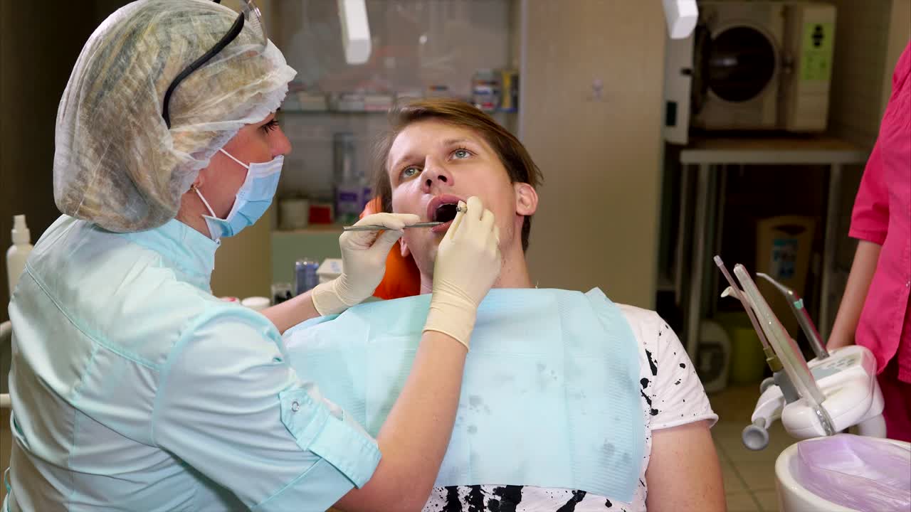 Dentista esaminando denti del paziente