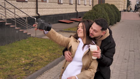 Kaukasisches-Touristenpaar,-Das-Selfies-Auf-Der-Straße-Macht.