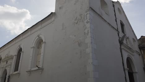 Historic-Church-of-Saint-Joseph-in-Casco-Viejo,-Panama-City,-with-a-bright-sky-background