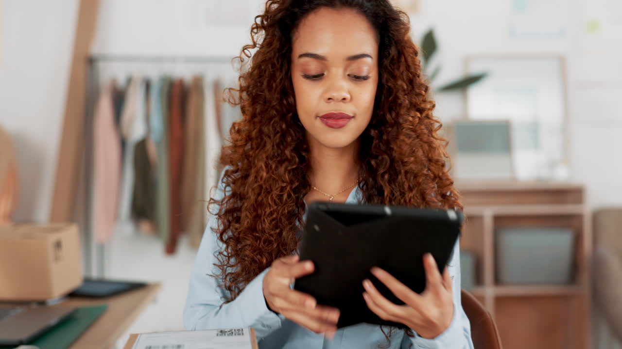 inventario, comercio electrónico y mujer en una tableta