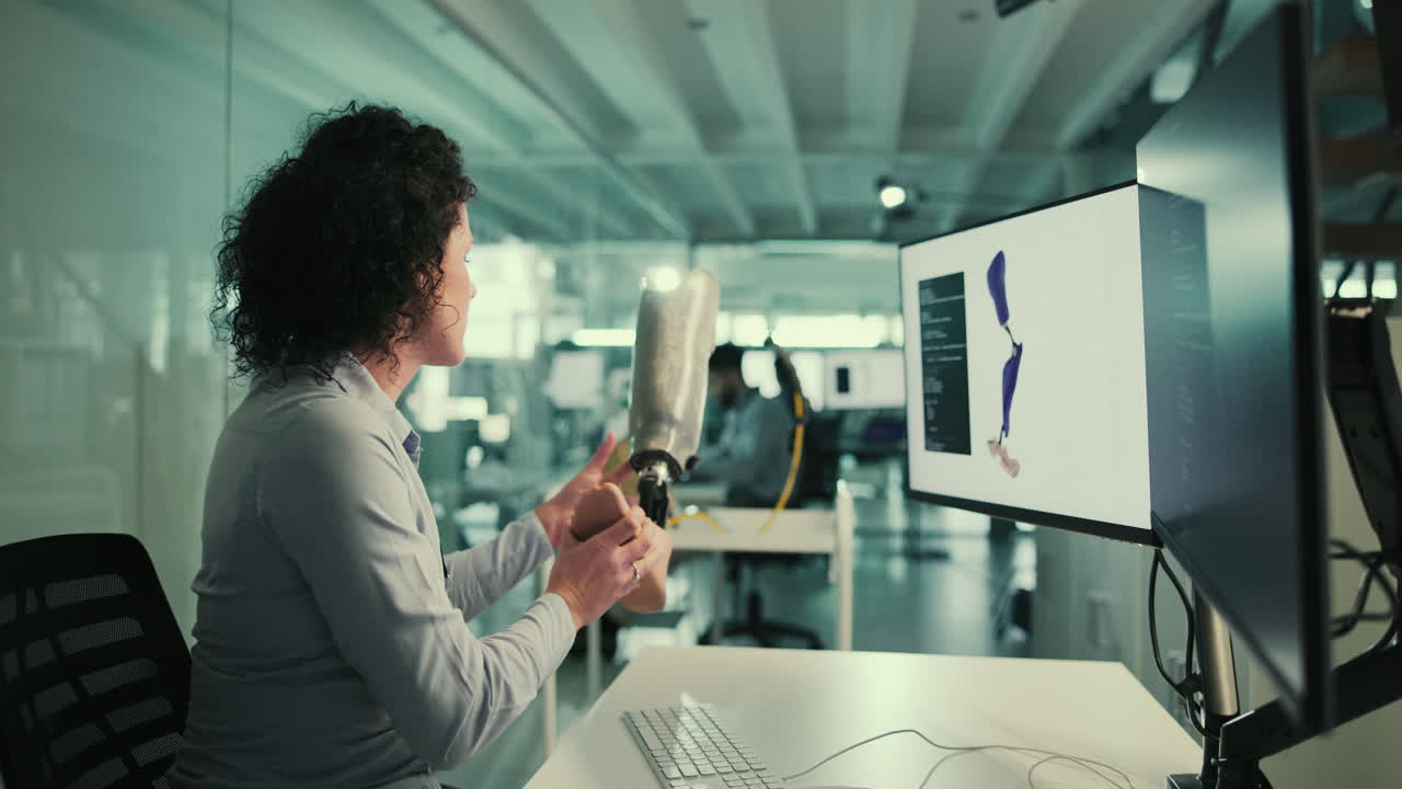 mujer trabajando en el diseño de una pierna protésica