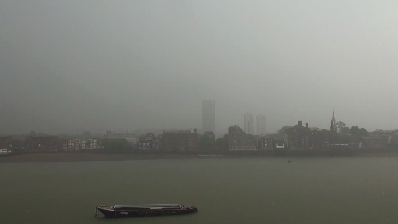 영국의 흐린 날에 런던의 템스 강에 비가 오는 날씨와 폭풍의 저속