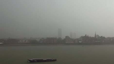 Lapso-De-Tiempo-De-Lluvia-Y-Tormenta-Sobre-El-Río-Támesis-En-Londres-En-Un-Día-Nublado-En-Inglaterra,-Reino-Unido