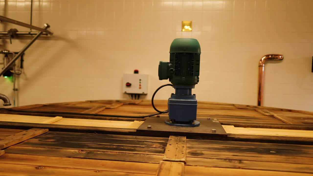 tanque de madera con maquinaria en el entorno de la destilería