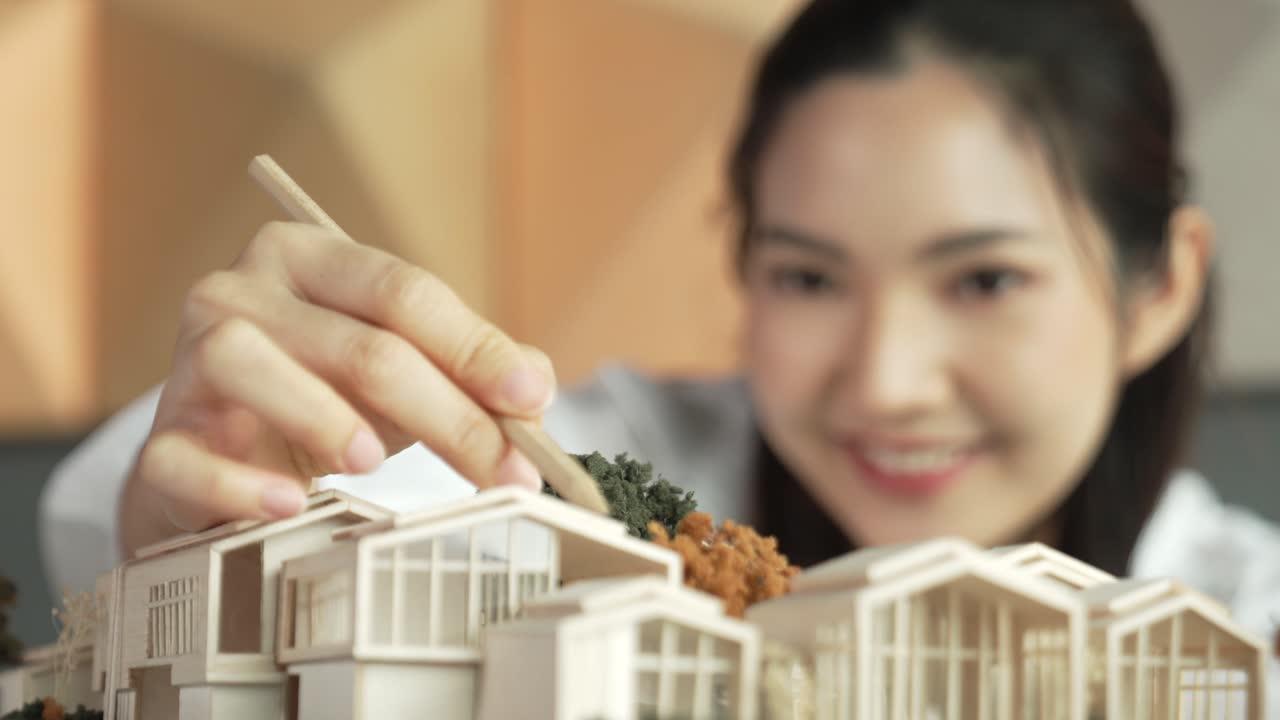 젊은 아름다운 건축가의 클로즈업 연필을 사용하여 집을 측정합니다. 조작기.