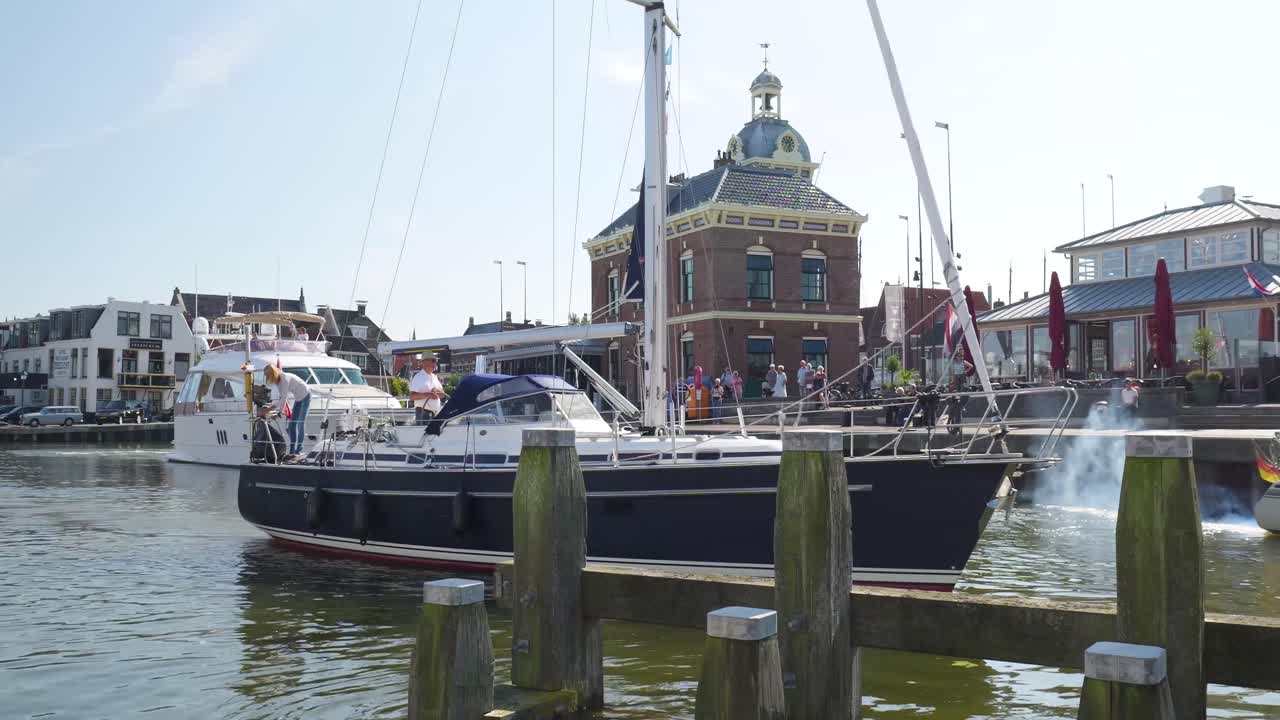 네덜란드 항구 마을의 운하 보트