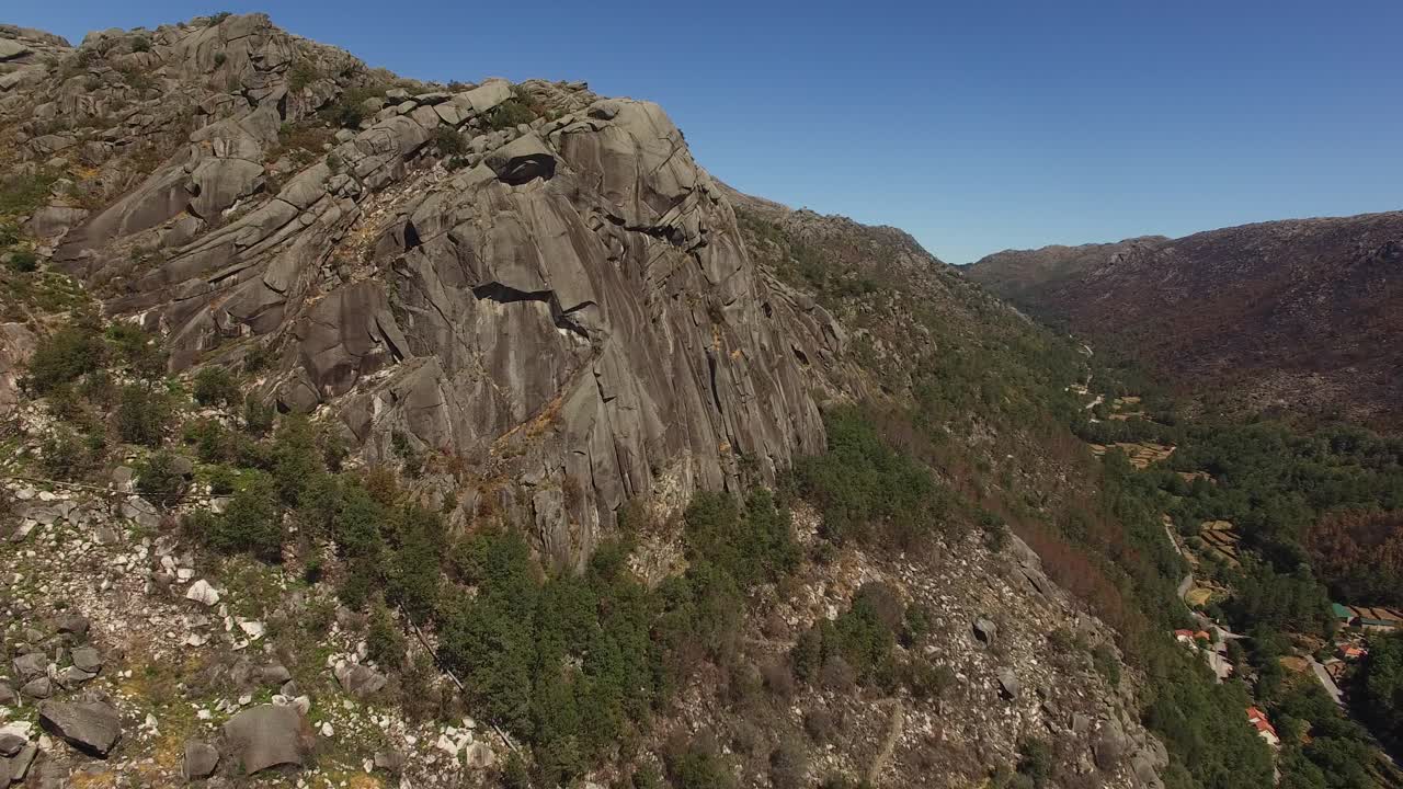 roca de montaña con cielo azul