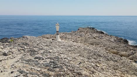 torre de faro en la orilla