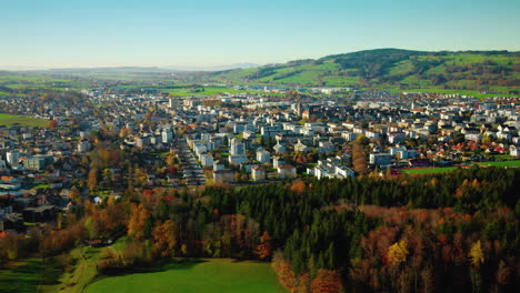 panorama aéreo de la naturaleza de finales de otoño sobre la ciudad de bulle en el cantón de friburgo en suiza