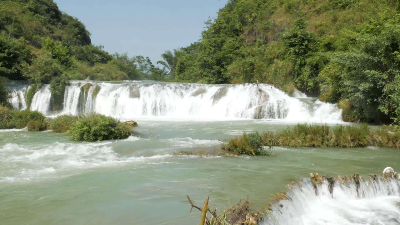 el agua cae en cascada, creando una fascinante exhibición de energía.