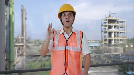 arquitecto indio feliz mostrando el signo de ok