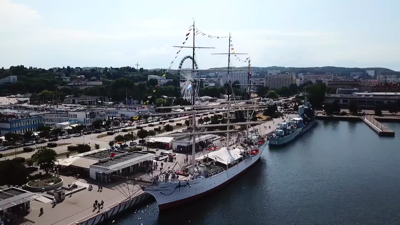 배 주위를 비행하는 타임랩스