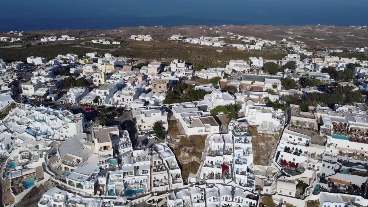 casas y hoteles en el acantilado de la aldea de oia en santorini, grecia, vista aérea cinematográfica