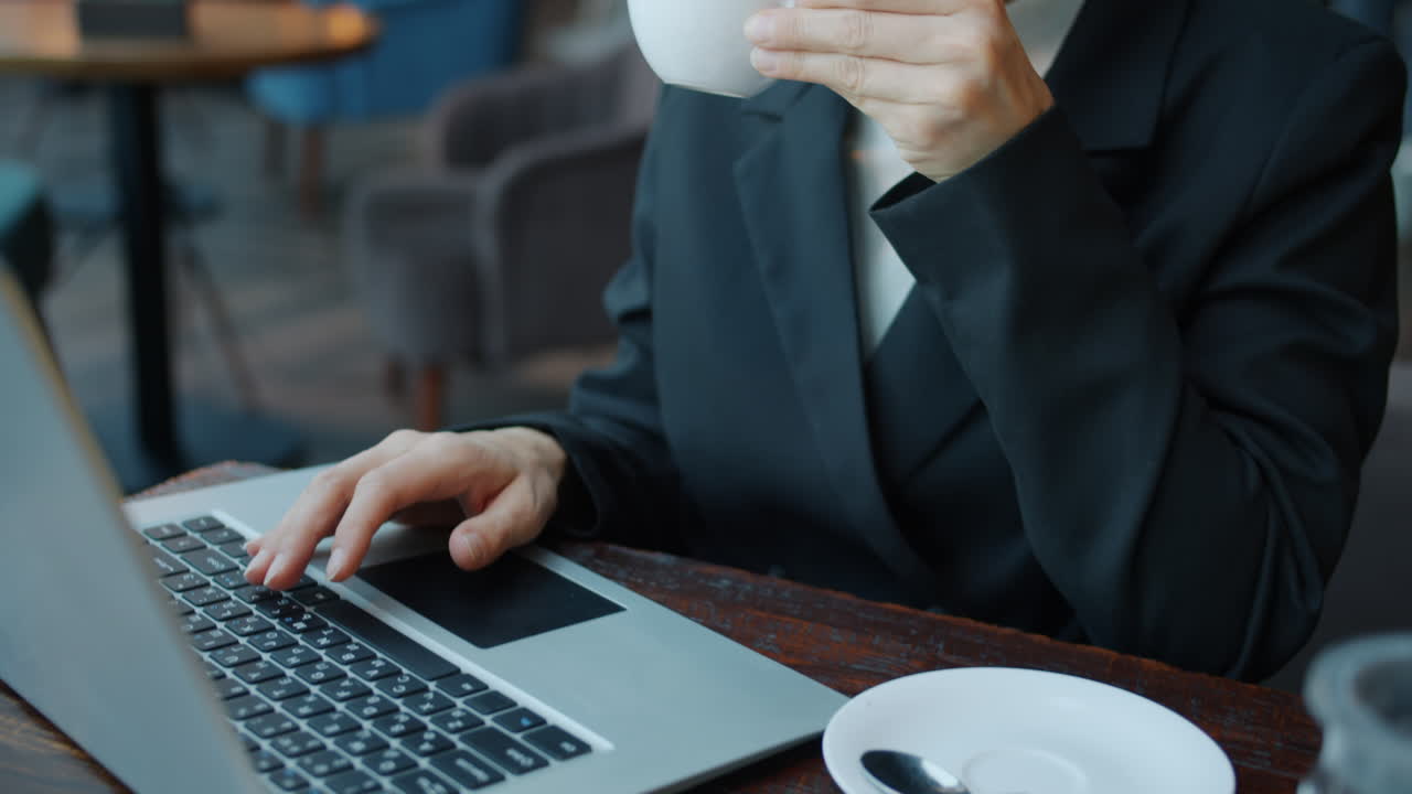 카페에서 노트북으로 일하는 여자