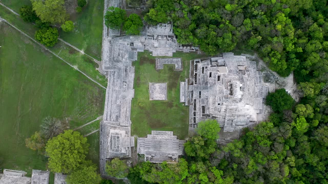 toma de arriba hacia abajo con drones de ruinas mayas en medio de la jungla