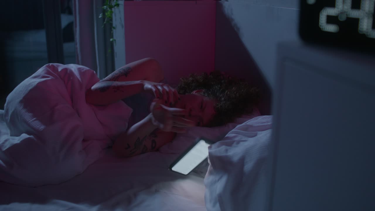 밤에 침대에서 자고 있는 여자