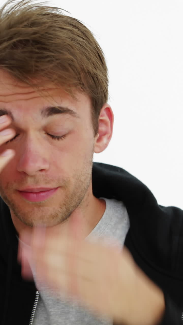 hombre atractivo y desconcertado