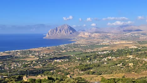 Vista-Panorámica-Exclusiva-Del-Monte-Cofano-Y-El-Golfo-De-Bonagia-Desde-El-Mirador-De-Erice-En-Sicilia