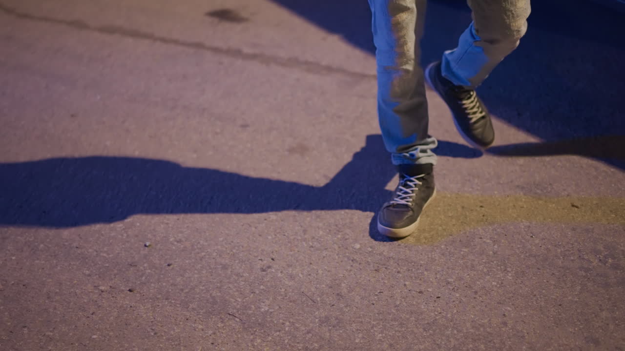 calle nocturna, piernas alejándose, puerta de coche, estacionamiento tenso bajo neón azul, figura solitaria dudando junto al vehículo, zapatilla rozando el asfalto, larga sombra extendiéndose por el pavimento, cinemático