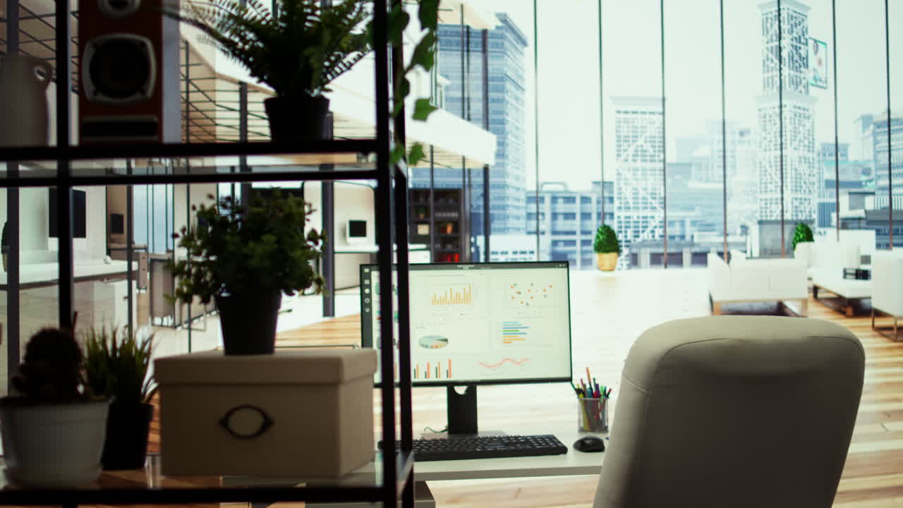 상급 회사 사무실에서 상세한 데이터 통찰력을 보여주는 컴퓨터가 있습니다.