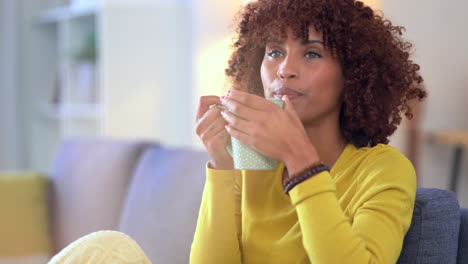 Trendige-Frau,-Die-Kaffee-Genießt