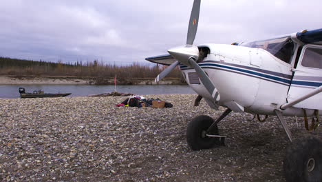 bush-plane-flying-in-Alaska