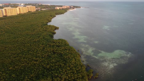 Puente-Punta-Nizuc-Con-Exuberantes-Manglares-Y-Hoteles-Costeros-Al-Atardecer,-Vista-Aérea