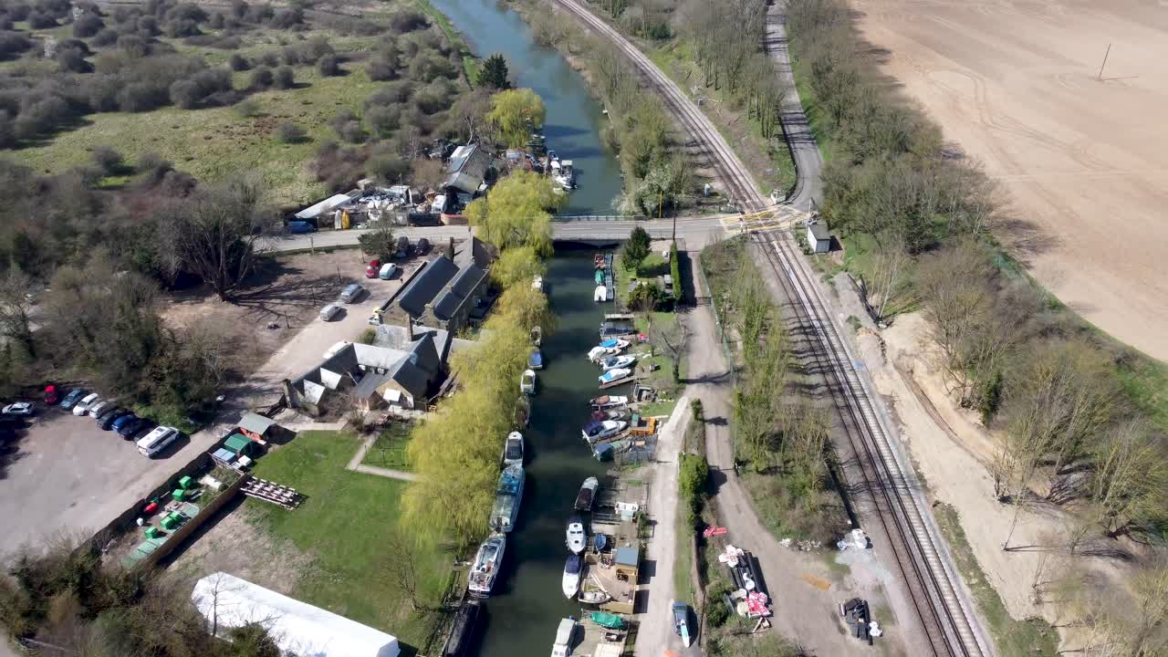드론이 다리에서 뒤로 날아갑니다.