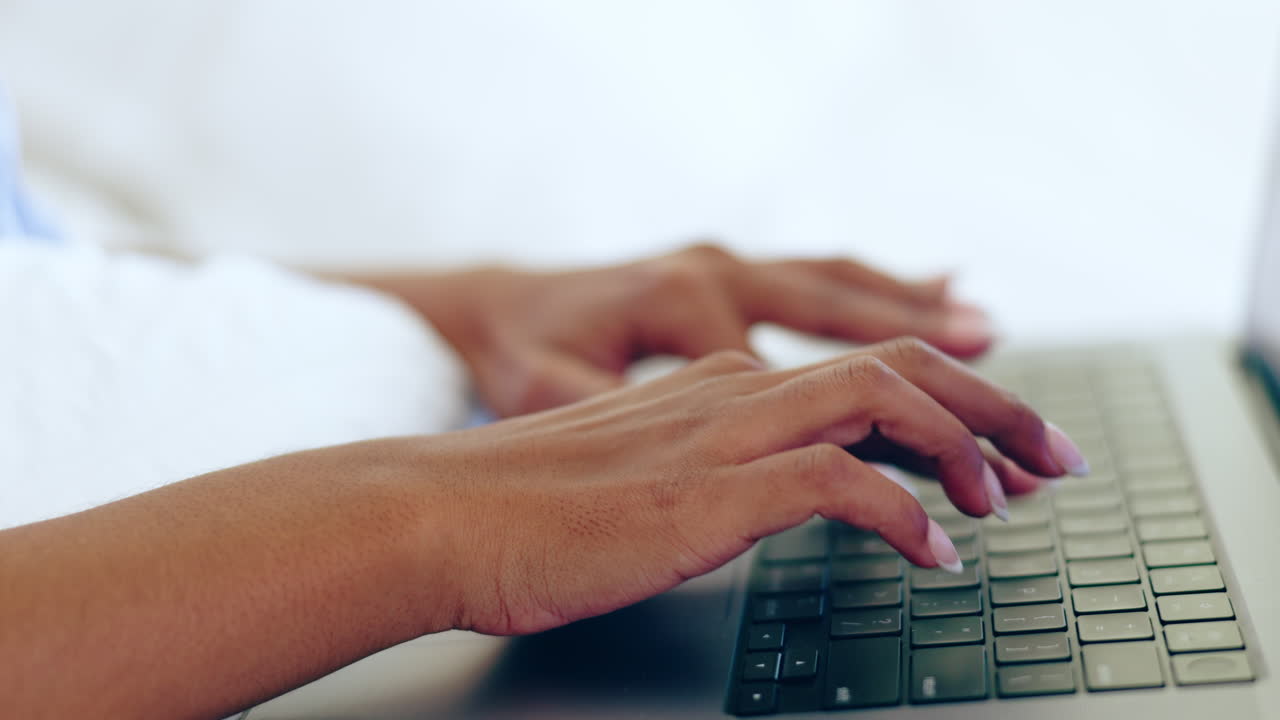 primer plano, mujer y manos con una computadora portátil