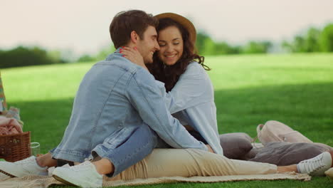 pareja afectuosa sentada al aire libre. chica y chico pasando el tiempo en el parque