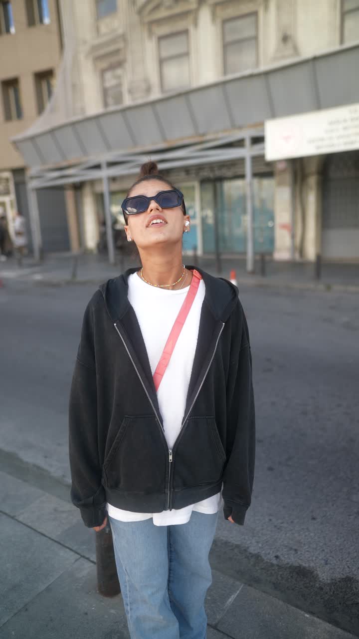 스타일리시한 도시복을 입은 여자